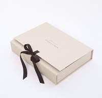 Vente en gros de boîte cadeau magnétique rigide de luxe blanche avec ruban pliable en profondeur A5 couleur beige personnalisée