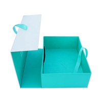 Grande boîte-cadeau rigide en papier d'art noir avec doublure en éponge et couvercle magnétique mat pour femme