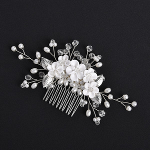 Peigne à cheveux floral pour mariage romantique en jardin, avec fleurs blanches éthérées et perles, délicat, en fil d'argent, pour mariées bohèmes - Product Image 4