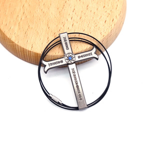 4 nuovi stili Luffy Sanji croce collana per gli uomini Anime Dracule Mihawk occhio di <span class=keywords><strong>aquila</strong></span> spada ciondolo collane corda - Product Image 3