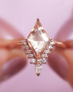 Anillo de Compromiso Geométrico con Moissanita de AADIHI JEWELS, Oro Blanco con Baño de Rodio, Engaste de Bisel, Estilo Moderno Unisex - Product Image 4
