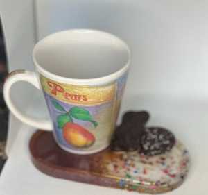 Plateau en résine fait main moderne avec un design élégant et une construction solide, idéal pour servir des boissons, des collations et pour une présentation décorative à la maison - Product Image 3