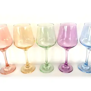 Copas de vino de cristal y oro de fábrica profesional con copas grabadas