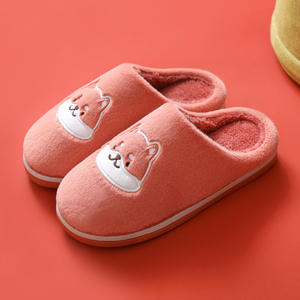 Nouveau design femme mignon dessin animé <span class=keywords><strong>chien</strong></span> forme hiver chaud chaussures d'intérieur en peluche douce couple anti-dérapant pantoufles vente en gros chaussures pour chiens - Product Image 4