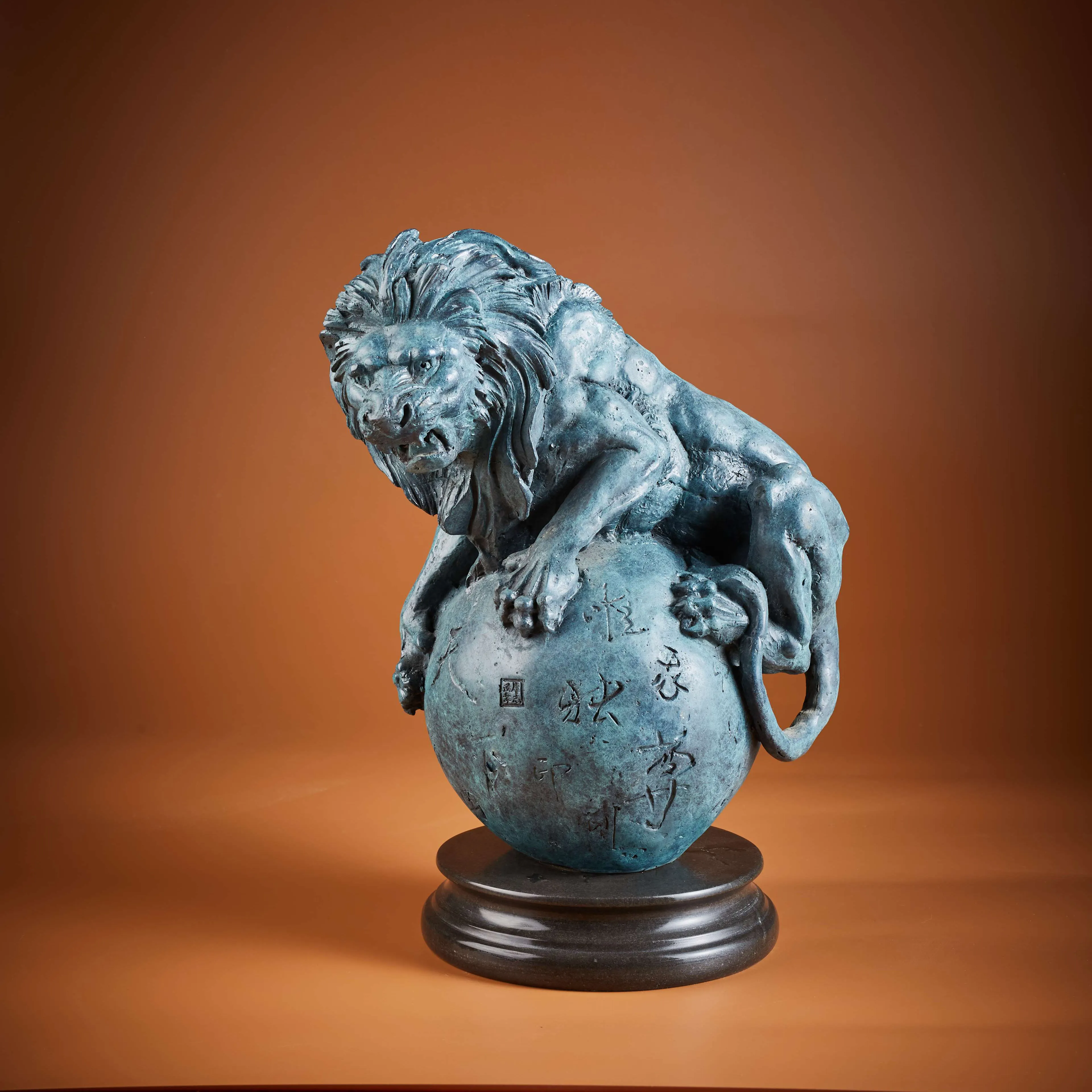 Home Office Decorations Small Animals Lion Sculptures Handmade Metal Bronze Lion with Ball Statue