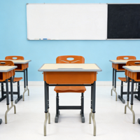 Chaise de bureau scolaire moderne en bois avec porte-stylo, pieds antidérapants, cadre orange, mobilier de classe réglable pour activités artistiques