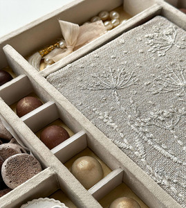 Tùy Chỉnh Vuông Da Lộn Thực Phẩm Hộp Kẹo Sô Cô La Bao Phủ Dâu Tây Ngọt Ngào Acrylic Ramadan Hộp Quà Tặng Bao Bì Trong Suốt Nắp - Product Image 5