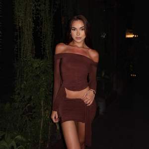 ชุดเซ็ตกระโปรงมินิสั้นเข้ารูปพร้อมเสื้อครอปเปิดไหล่ผ้าตาข่ายแบบผูกเอว รุ่นคัสตอม 2026 สำหรับผู้หญิง เหมาะสำหรับใส่ไปเที่ยวคลับ - Product Image 5