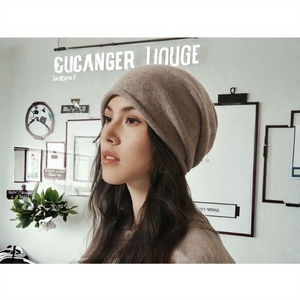 قبعة صوفية للجنسين من صوف الميرينو 100%، محبوكة بدون خياطة، فائقة النعومة والدفء، بتصميم فضفاض وحافة قابلة للطي، مناسبة للشتاء والشاطئ والأعمال والسفر، بنمط سادة - Product Image 2