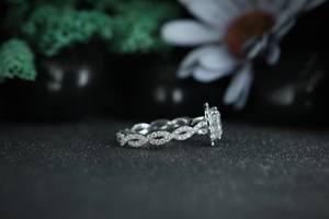 Bague de fiançailles en moissanite halo en gros, argent sterling 925, bande torsadée, bague de mariage pour femmes par Phoenix Enterprise - Product Image 4