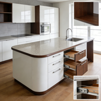 Armoires de cuisine îlot courbées gris clair avec tiroirs à fermeture douce et comptoirs en quartz pour les maisons américaines