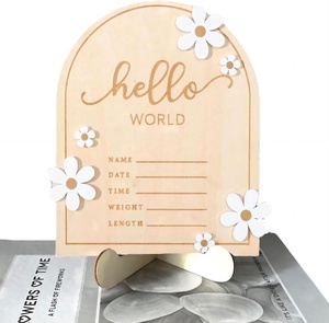 Tarjetas de madera rústicas para marcar los hitos del bebé con diseño grabado de 'Hola Mundo' para baby showers - Product Image 1