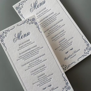 Carte de menu de mariage personnalisée élégante avec impression sérigraphique, papier couché, estampage à chaud, gaufrage, design enroulable avec noms et date - Product Image 2