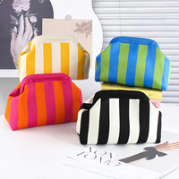 Sacs à main en crochet portables avec logo personnalisé, sacs à main colorés rayés pour femmes, pochettes à main tricotées pour femmes, sacs cosmétiques pour soins de la peau