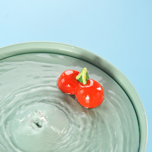 Fontaine à eau pour animaux de compagnie en céramique avec design cerise, distributeur automatique de nourriture pour chat, utilisation en extérieur, détachable, alimenté électriquement - Product Image 4