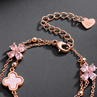 Bracelet double couche Fleur de Trèfle, Bijou de main haut de gamme minimaliste de luxe léger, Accessoire de mode polyvalent et élégant pour le quotidien