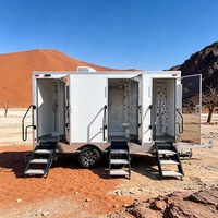 Remorque WC portable 3 postes blanche à double essieu avec douche intégrée et lavabo pour grande famille, grande capacité, location événementielle