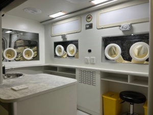 รถบรรทุกโรงพยาบาลเคลื่อนที่ซิโนทรัค 6x4 พร้อมโมดูลปรับแต่งได้สำหรับการบรรเทาภัยพิบัติ ได้รับการรับรองมาตรฐาน ISO - Product Image 5