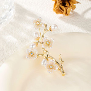 Muyu Plum Blossom Brooch Freshwater Pearl Flower Pin Women's Formal Wear Accessory - Product Image 3