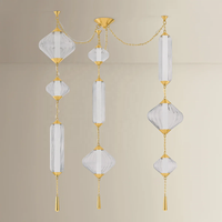 Lustre moderne de style américain Fiorello avec abat-jour en verre côtelé transparent, lampe de plafond en laiton antique pour villa