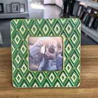 Cadre photo en céramique vert émeraude artisanal et créatif avec bordure dorée, design Art déco géométrique, pour la décoration de bureau