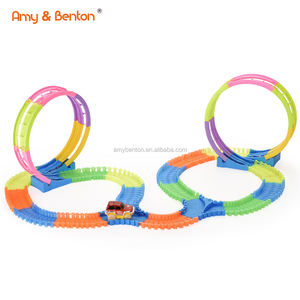 Venta caliente nueva madre juguetes luminosa <span class=keywords><strong>pistas</strong></span> de <span class=keywords><strong>coches</strong></span> juguetes 180 piezas niños ranura coche pista Flexible pista de carreras de coche para niños - Product Image 1
