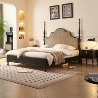 Lit à baldaquin en bois massif finition noire avec tête de lit incurvée en rotin naturel tressé, mobilier de chambre à coucher
