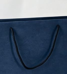 Sac de shopping en papier bleu marine imprimé sur mesure avec poignée en corde, emballage cadeau en carton pour la vente au détail et les supermarchés - Product Image 2