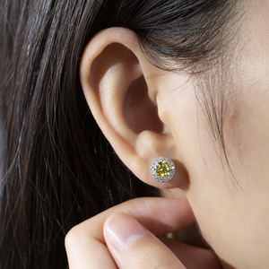 ต่างหูเพชรเม็ดกลมสีเหลืองทองคำขาว 9K รุ่น MSE-956 จาก Messi Jewelry สำหรับผู้หญิง - Product Image 6