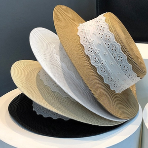 Chapeau de soleil en paille à bord large et dessus plat, orné de dentelle blanche, avec logo personnalisé, pour femme, design tissé respirant pour l'été - Product Image 6