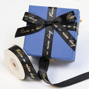 Cinta de Raso Negra con Logotipo Personalizado al por Mayor, Cinta de Raso con Lámina Dorada para Envolver Regalos de Boda - Product Image 1