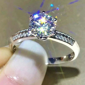 Anello da Donna Q613 in Oro Bianco con Diamante Taglio Brillante Rotondo Colore G, Anello di Fidanzamento con Diamanti Naturali e Pietre Laterali - Product Image 1