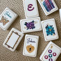 Stock Original Ensemble de tuiles de jeu Mahjere Bijou sculptées à la main, style américain, emballage en boîte en carton acrylique à 2 couches pour cartes d'échecs