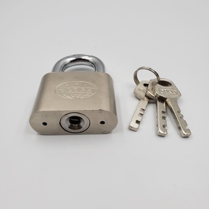 Candado de Hierro de Alta Seguridad con Llave de Llanta, Cilindro de Zinc Niquelado de 70mm, Acabado Mate de Bajo Brillo - Product Image 4