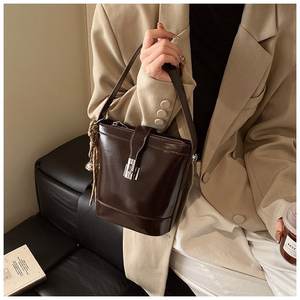 Venta al por mayor Retro Niche Underarm Bag Mujeres Nueva Moda Simple Bucket Bag Multifuncional Ladies Shoulder Crossbody Bag - Product Image 1