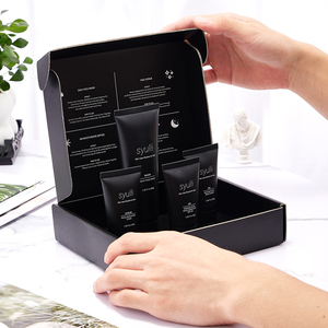 Set da Viaggio per la Cura della Pelle Vegana da <span class=keywords><strong>Uomo</strong></span> con Controllo dell'Oleosità e Sbiancamento, 4 Pezzi: Detergente Viso Quotidiano, Scrub, Idratante AM/PM - Product Image 1