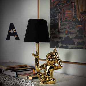 Lampes de bureau modernes <span class=keywords><strong>avec</strong></span> <span class=keywords><strong>singe</strong></span> doré Design Nouveau design Abat-jour en tissu noir Base E14/E26 Décoration de maison personnalisée OEM - Product Image 1