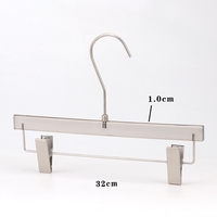 Cintre en acrylique transparent pour enfants de qualité supérieure pour magasin de vêtements Crochets en acier inoxydable Logo personnalisé Livraison rapide