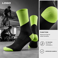 Chaussettes de cyclisme respirantes à blocs de couleur vert citron et noir, avec poignets côtelés en maille, coupe ajustée ventilée, faible volume, couleurs inaltérables