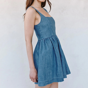 Robe mini évasée en jean bleu délavé, coupe ajustée, respirante, conçue sur mesure par le fabricant - Product Image 4