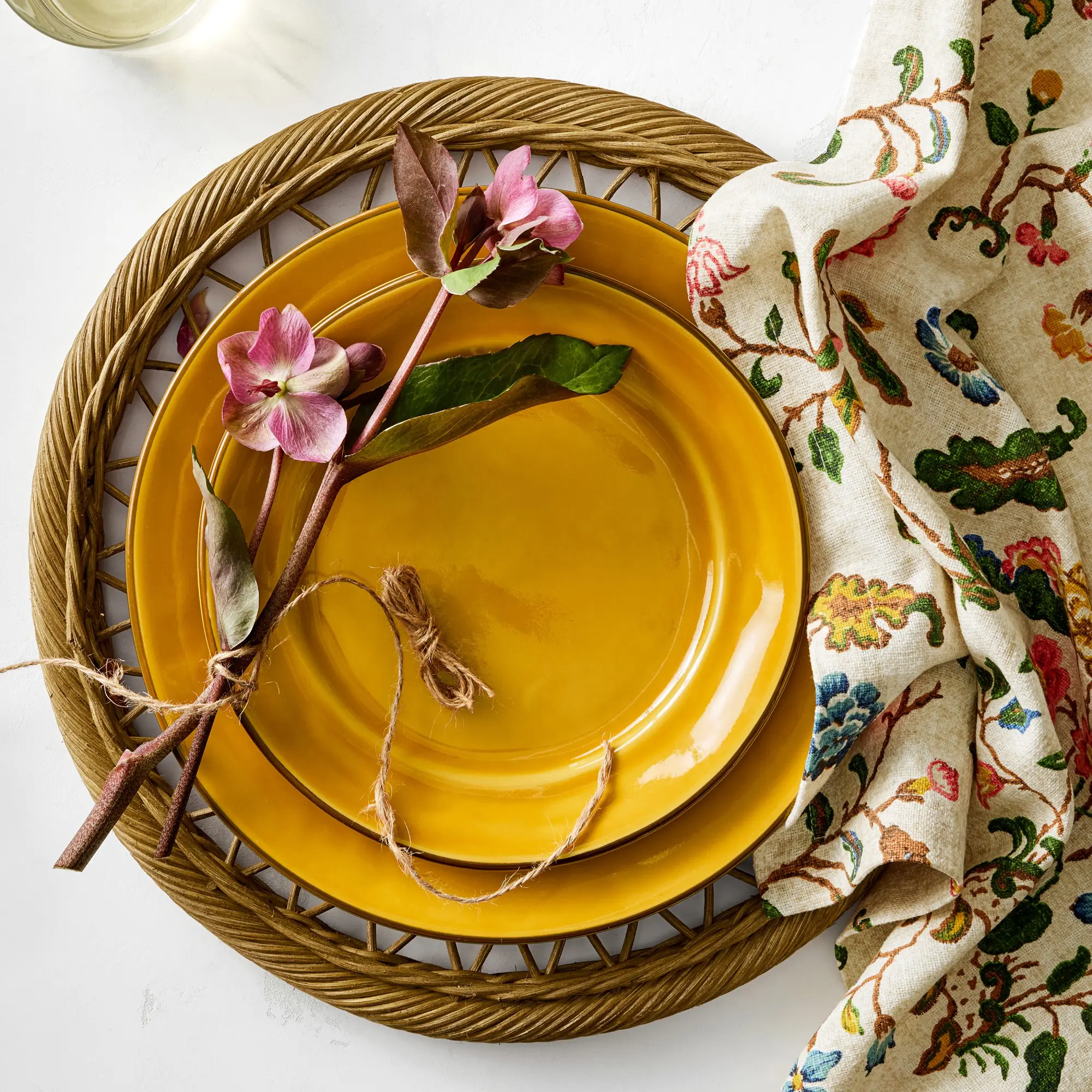 Juego de vajilla de porcelana europea de color personalizado, platos redondos de cerámica personalizados para restaurante