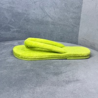 Tongs moelleuses pour femmes avec dessus en tissu éponge doux, semelle texturée antidérapante pour un port confortable et décontracté à la maison