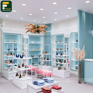 Exhibidor de Ropa Moderno para Comercios, Mueble Colgante de Materiales Mixtos, Instalación de Exhibición Personalizada - Product Image 3