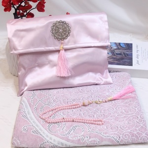 Alfombra de Oración YASEEN con Borde Floral Brillante Tipo Seda, con Bolsa de Transporte, Base Antideslizante de Tela No Tejida, Regalo Islámico para Ramadán - Product Image 1