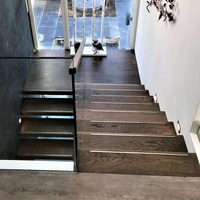 Escalier cantilever droit avec marches en chêne teinté foncé, garde-corps en verre fixe, main courante en bois, dimensions personnalisées pour villa moderne