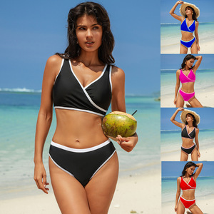 Conjunto de bikini cruzado con cuello halter para mujer, traje de baño asimétrico con bloques de color para natación y deportes acuáticos - Product Image 1
