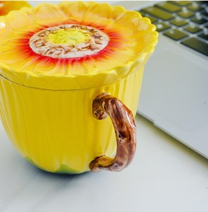 Taza de Cerámica Pintada a Mano con Diseño de Girasol, con Tapa, Gran Capacidad, Ideal para Café o Té, Regalo Perfecto para las Fiestas - Product Image 4