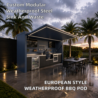 Cuisine extérieure haut de gamme JOYEDA BBQ Pod avec toit, barbecue à gaz intégré et réfrigérateur pour villa, cour, projet de complexe hôtelier