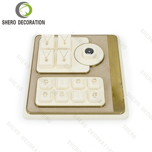 Kit de exhibición de joyería de microfibra color crema personalizado con borde metálico, accesorios premium para exhibición de joyería. - Product Image 1