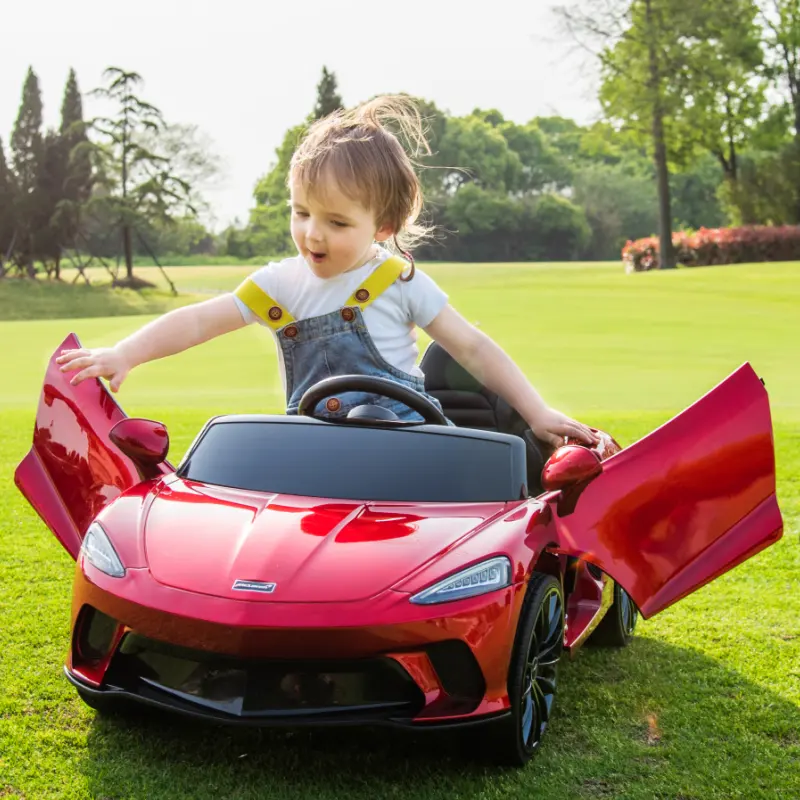 子供が車2024で運転するための子供用電気12vおもちゃの車に乗る